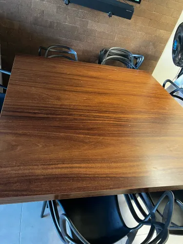 Mesa de madeira com pés metálicos 