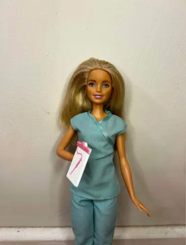 Barbie enfermeira com acessórios