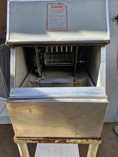 Máquina de gelo cubo 50kg  