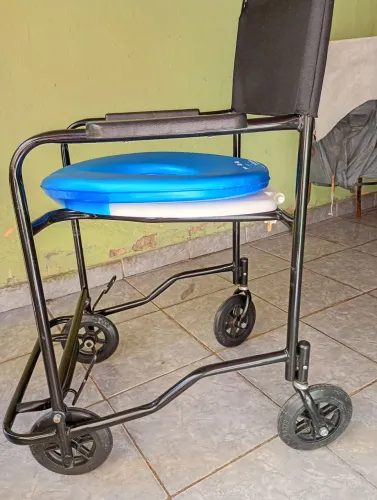 Vendo 1 cadeira de rodas e 1 de banho, pouco usadas.