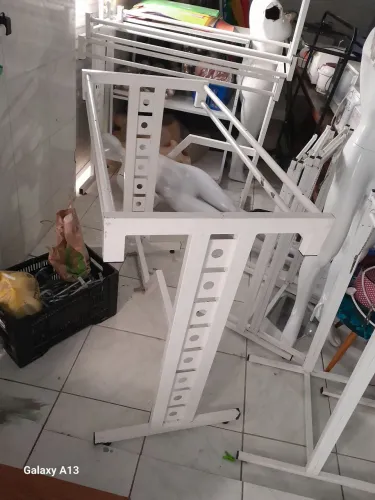 Vende-se  mesa base metal tampo de vidro