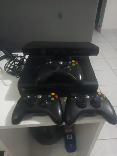 Xbox 360 + Kinect + 3 controles + jogos