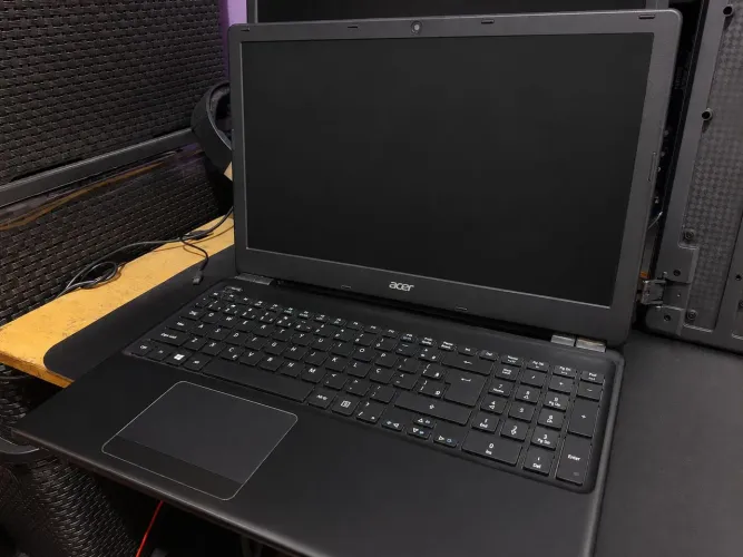 Notebook Acer Aspire E1