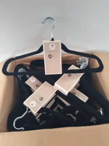 Conjunto de cabides de veludo pretos com 5 unidades ( Produto Novo)