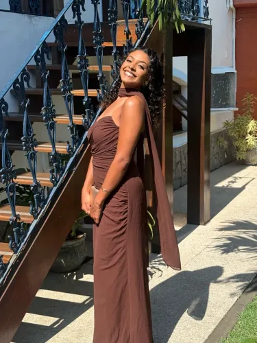 Vestido marrom de festa