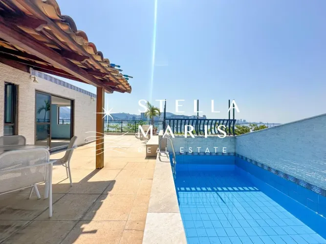 Casa com piscina, 4 suítes, ampla área externa e vista deslumbrante à venda na renomada Av