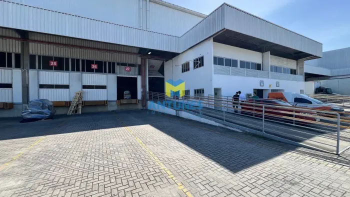 Alugue galpão 1.002,25m² Condomínio Armazenna, Prazeres com 3 docas, rampa e pátio.