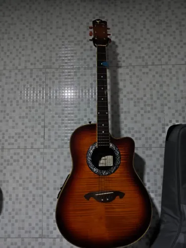 Violão com afinador e suporte