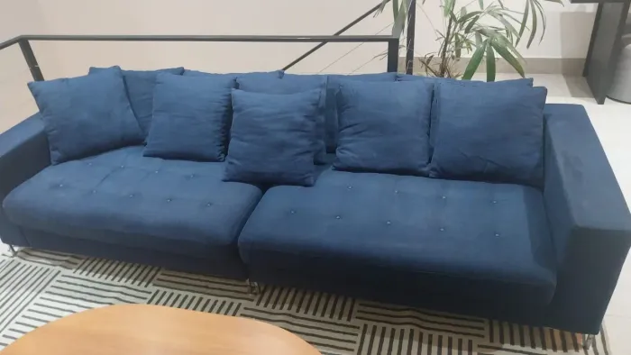 Sofá living tok stok bipartido azul linho pés cromado modular