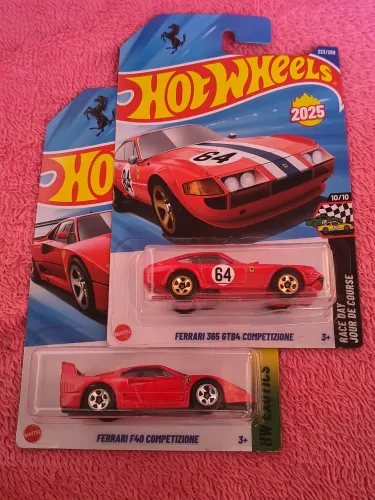 Hot Wheels Ferrari F40 e a Ferrari 365 GTB4.