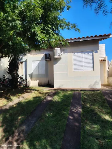 Casa em Condomínio para Venda em Foz do Iguaçu, Vila A, 2 dormitórios, 1 banheiro, 2 vagas