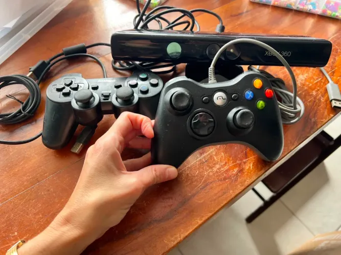 01 Controle X-Box 360 com fio e 01 controle USB para PC.