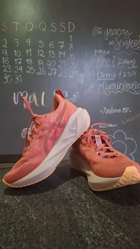 Tênis Feminino de Corrida Asics Novablast 5 Rosa e Laranja
