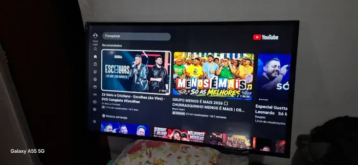Tv samsung 43 smart com detalhes na tela e na moldura inferior detalhes nas fotos