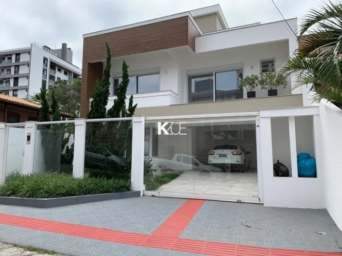 Casa alto padrão à venda, no bairro Coqueiros, em Florianópolis/SC.