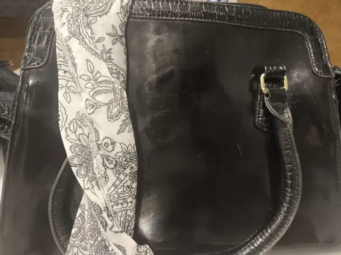 Bolsa preta de mao