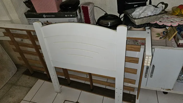 Cama de solteiro já desmontada