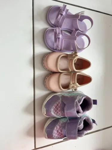 3 pares infantis sandálias Melissa e tênis TAM 20 e 21