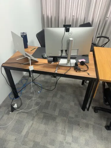 Mesa de escritório amadeirada com pés arredondados - sem computador