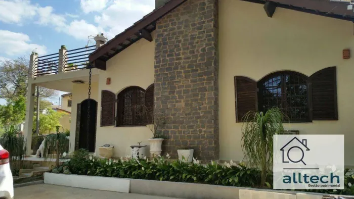 Casa Atibaia 5 dormitórios, 3 vagas, área de hospedes, 2 terraços, aceita pet à venda, 520