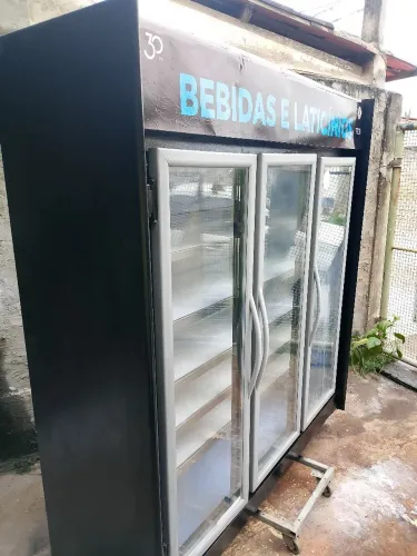 Balcão expositor vertical três portas laticínios e bebidas 