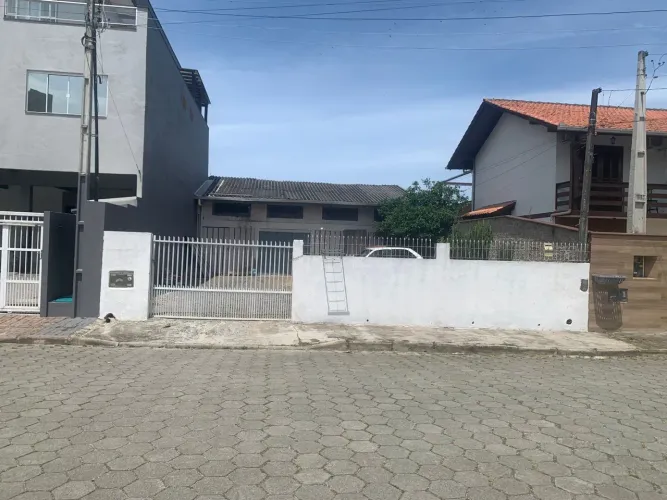Terreno próximo ao mar, e poucos metros da Avenida Nereu Ramos, na Praia Alegre na cidade