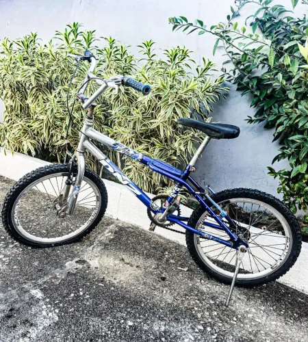 BICICLETA DNS estilo BMX. Quadro azul/prata reforçado,aro 20, pneus GEOX/CAERO.Guidão alto
