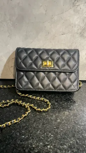 Bolsa Preta Matelassê ? Detalhes Dourados