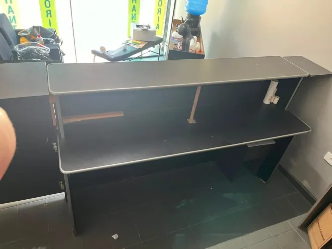 Vendo balcão para escritório ou salão, com portinha e abertura ?