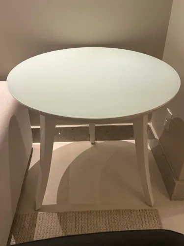 Mesa em laca branca com tampo em vidro diâmetro 80cm