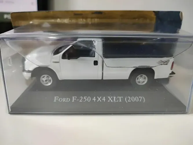 Miniatura Carros Clássicos Ford F-250 4x4 Xlt (2007) 1:43