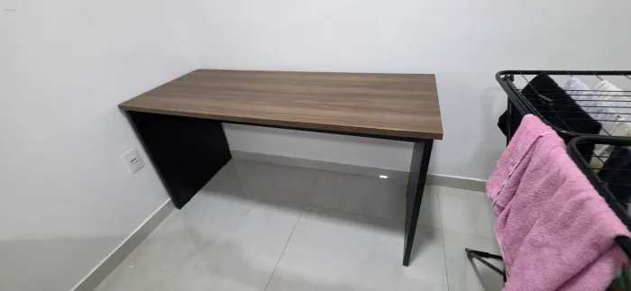 Mesa 1,50 m × 0,60 m para escritório.