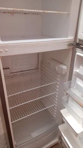 Geladeira barata nao ta gelando embaixo.