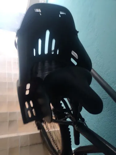 Bicicleta de marcha com cadeira e cesto