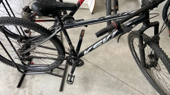 Bicicleta aro 19, freio a disco nas duas rodas e quadro de aço.