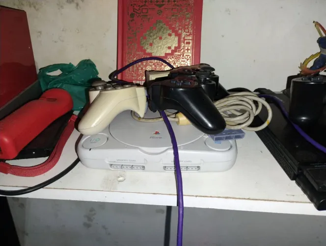 Psone novo original, acompanha controle original e 16 jogos