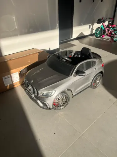 Carrinho elétrico infantil Mercedez-Benz 12V, modelo 12V - excelente estado