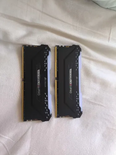 32GB Memória RAM Corsair Vengeance RGB Pro 2x16GB DDR4 2666MHz