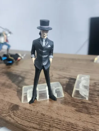 ROB.LUCCI salvat boneco