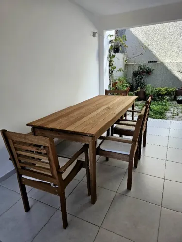 Conjunto mesa 4 cadeiras e banco de madeira maciça