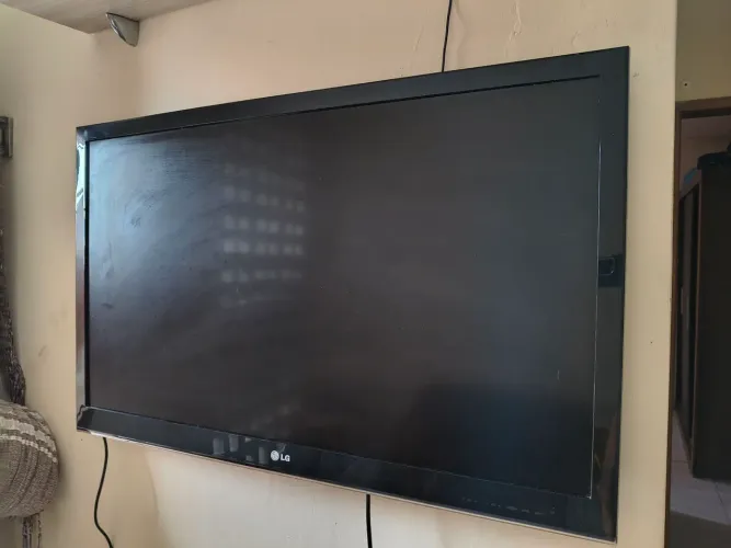 TV LG 42" para Conserto ou Retirada de Peças (Liga e Desliga)