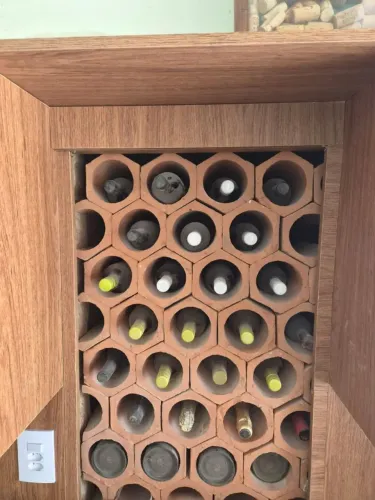 Tijolo hexagonal para fazer adega