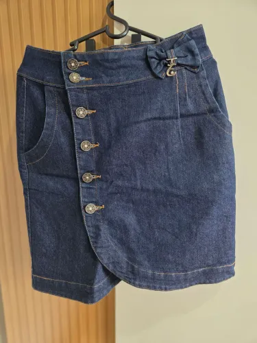 Saia jeans azul, tamanho 38 com botões na frente.