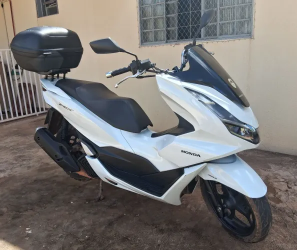 PCX com baú e transmissão nova