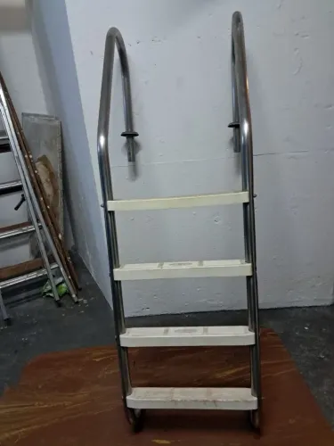Escadas de piscina