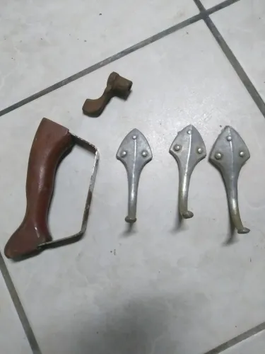Antigos pés, cabo ferro de passar roupa Tupy e trava de ferro de passar roupa a brasa 