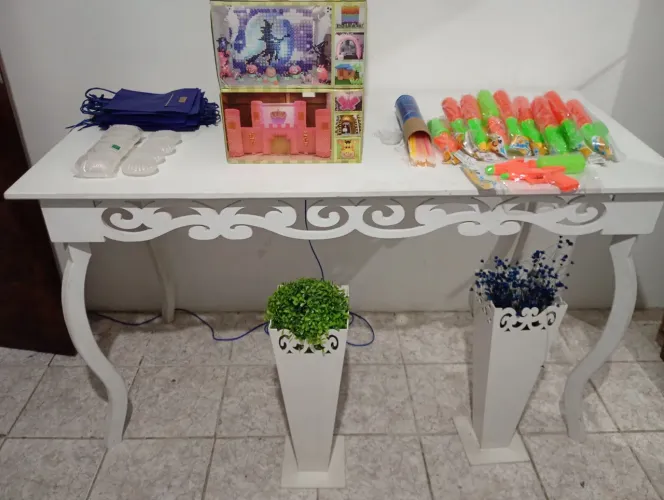 Mesa para festa e um ar-condicionado 13 mil BTUS