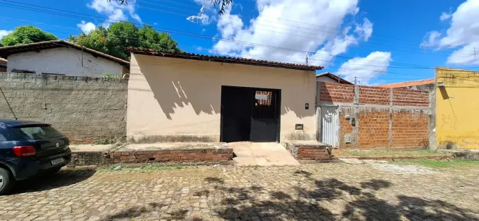 Casa Simples com Garagem e Grande Terreno