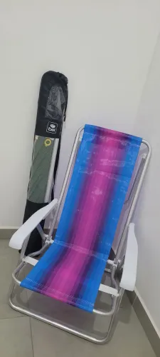 VENDE SE UMA CADEIRA DE PRAIA NOVA E UM GUARDA SOL DE LONA NOVO