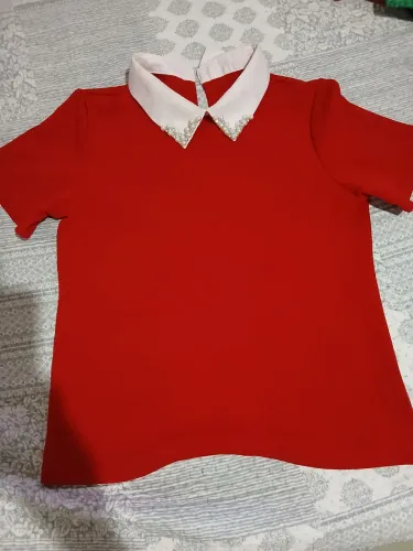 Blusa vermelha com gola de pérolas